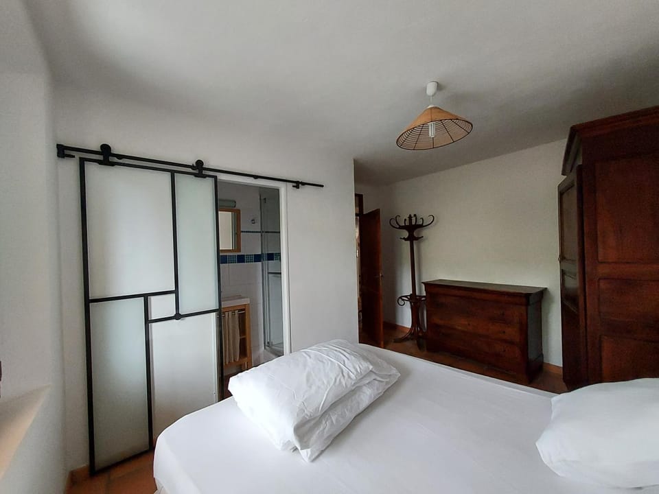 Bed, Bathroom, Photo of the whole room, Bedroom, wardrobe