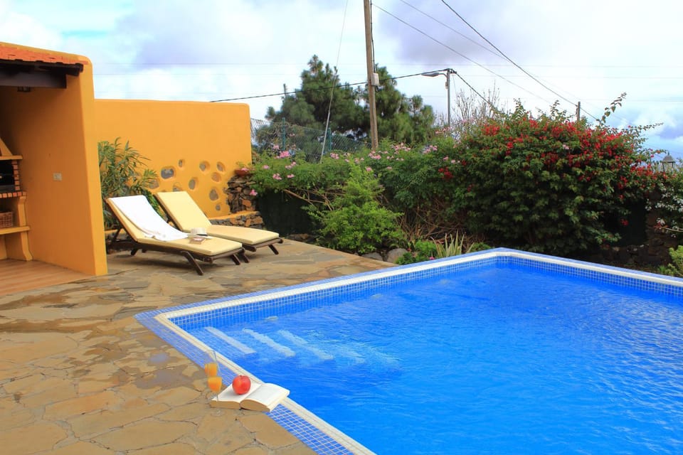 Off site, Day, BBQ facilities, BBQ facilities, Balcony/Terrace, Garden view, Garden view, Pool view, Pool view, Swimming pool, Entertainment, sunbed