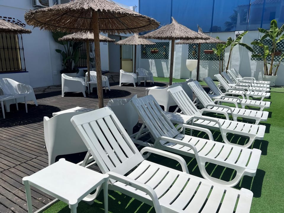 Patio, Day, Swimming pool, sunbed