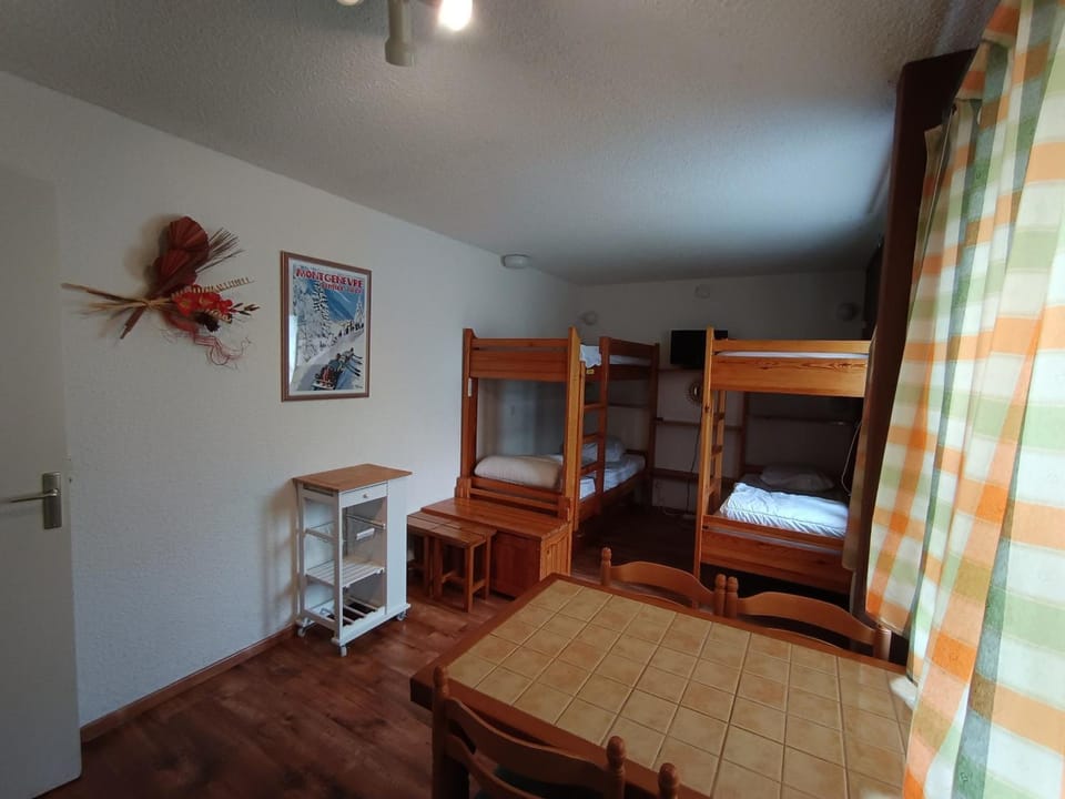 Studio économique 4 pers, animaux admis (1 max) - FR-1-445-75 Apartment in Montgenèvre