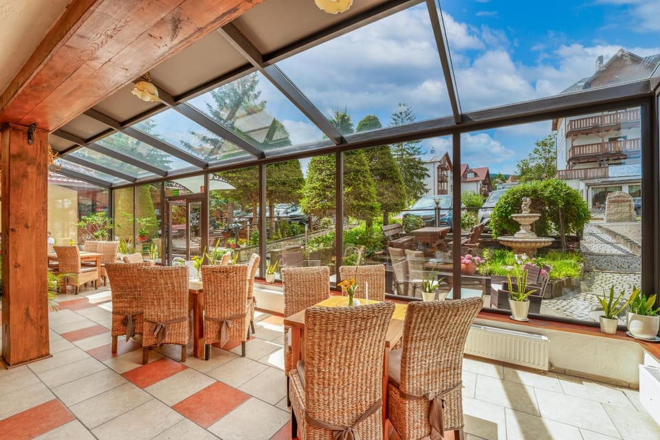 Patio, Restaurant/places to eat, Day