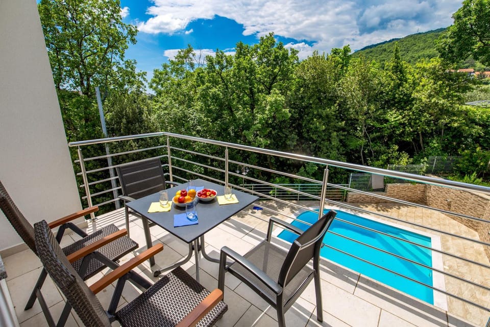 Balcony/Terrace, Mountain view, Pool view