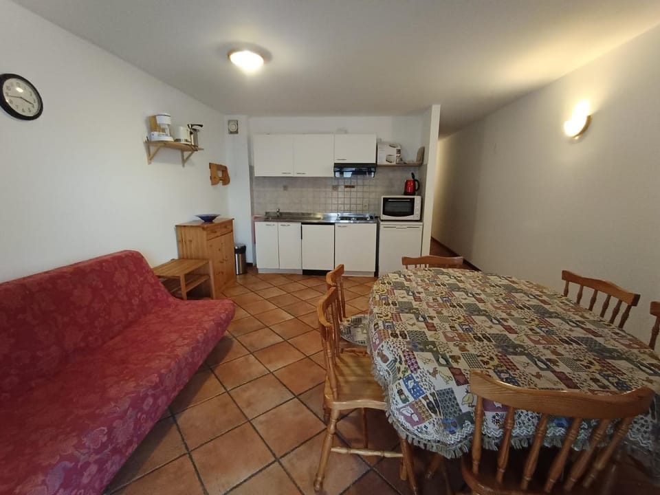 Appartement idéalement situé proche des pistes, animaux acceptés, parking inclus - FR-1-445-110 Apartment in Montgenèvre