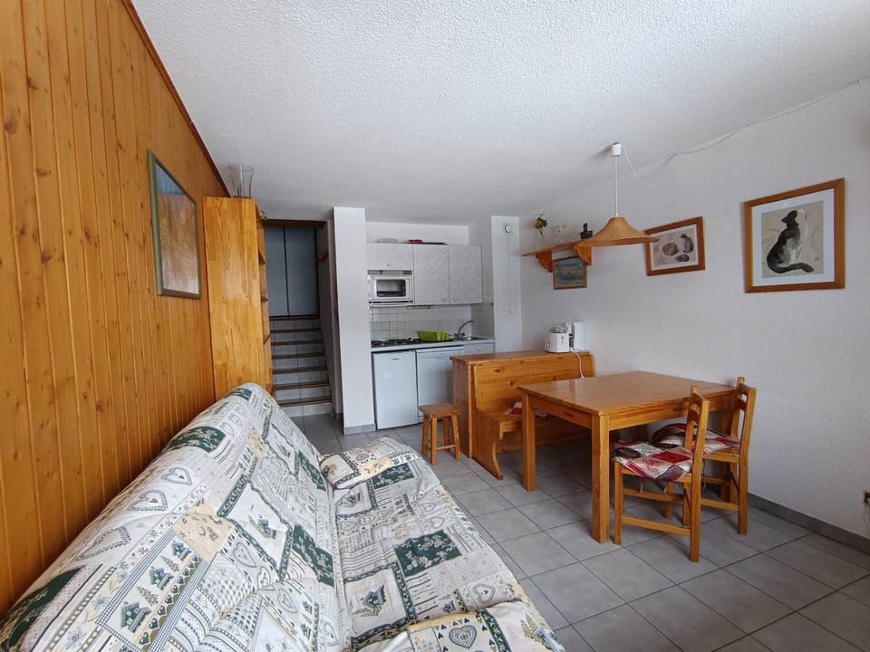 Grand studio ski aux pieds, lumineux et animaux acceptés - FR-1-445-116 Apartment in Montgenèvre