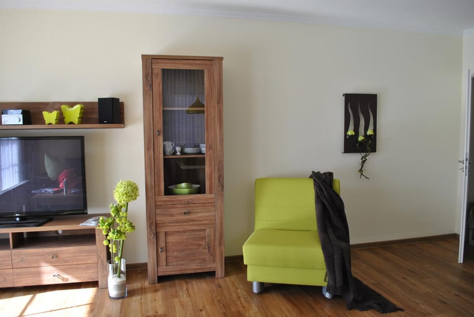 Photo of the whole room, Decorative detail