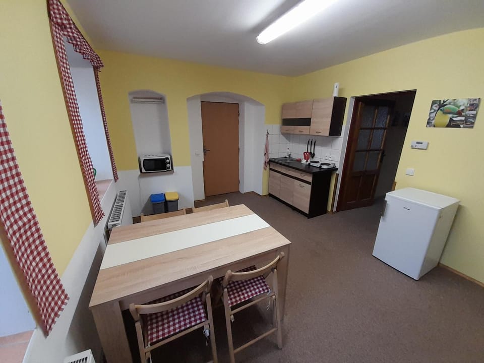 Kitchen or kitchenette, Dining area, minibar, stove