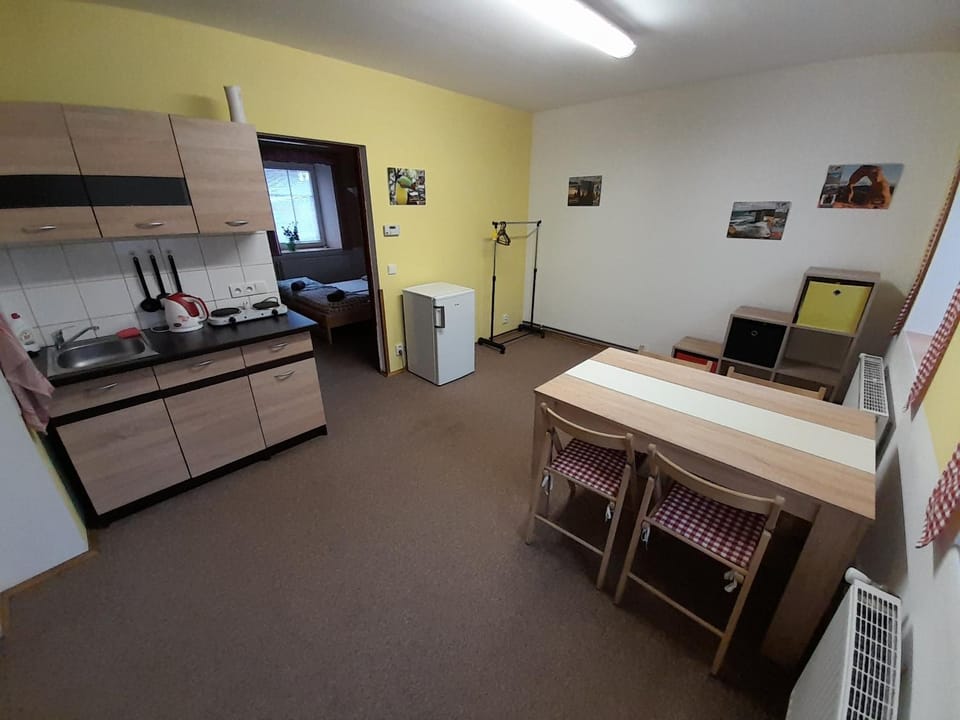 Kitchen or kitchenette, Dining area, minibar, stove