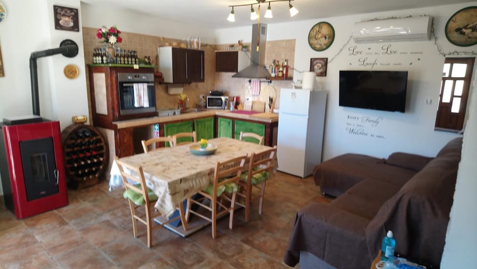 Communal lounge/ TV room, TV and multimedia, Kitchen or kitchenette, Lounge or bar, Seating area, Dining area, Evening entertainment, minibar, oven, pet friendly, stove