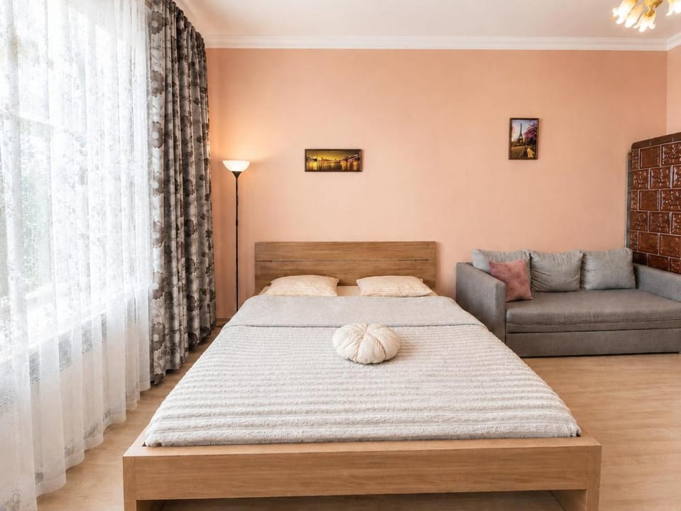 Bed, Seating area, Bedroom