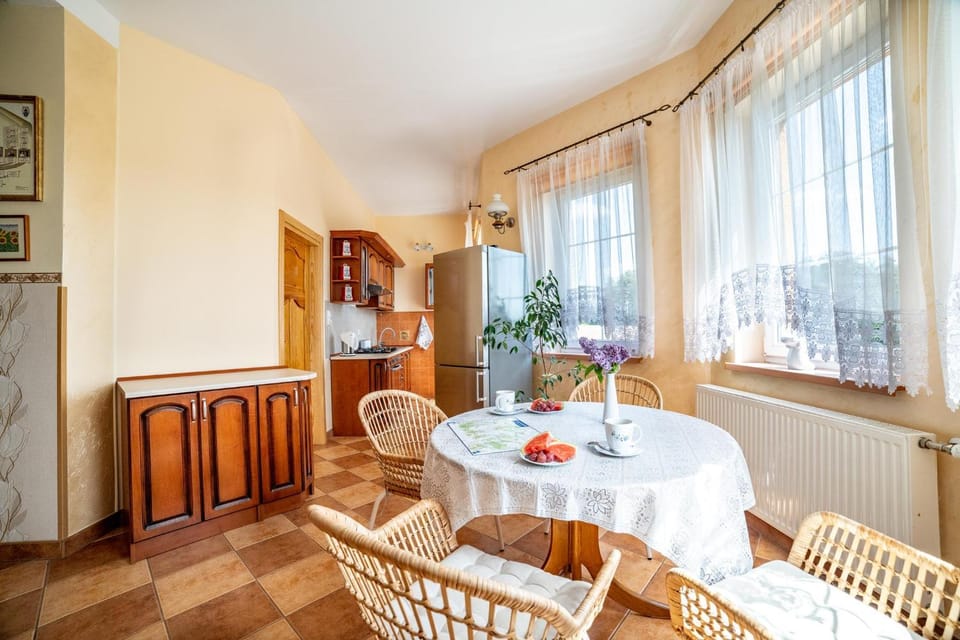 Kitchen or kitchenette, Seating area