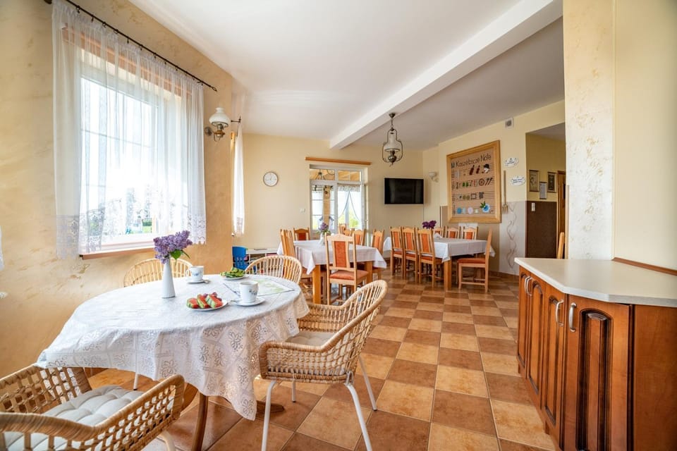 TV and multimedia, Seating area, Dining area