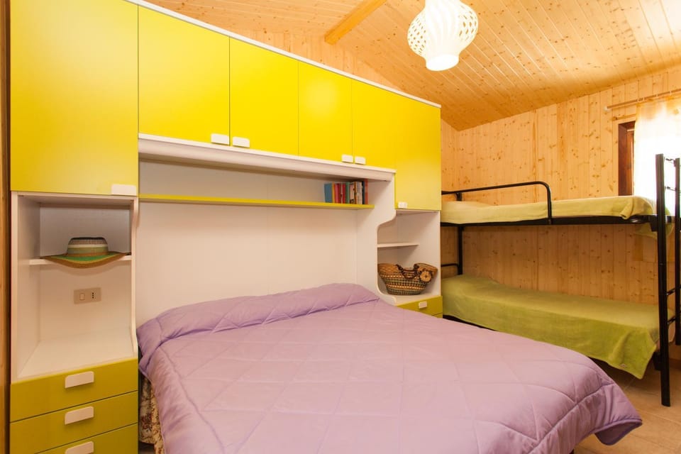 Bedroom, bunk bed