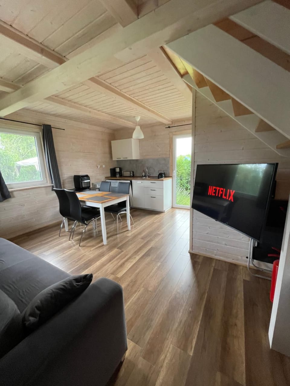 TV and multimedia, Living room, Seating area, Evening entertainment