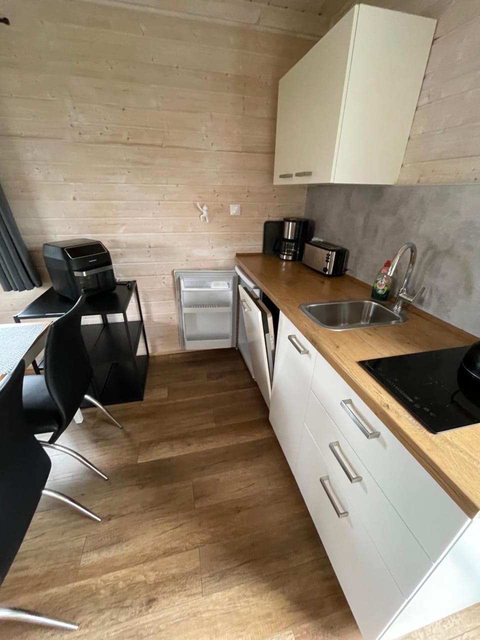 Coffee/tea facilities, Kitchen or kitchenette, stove