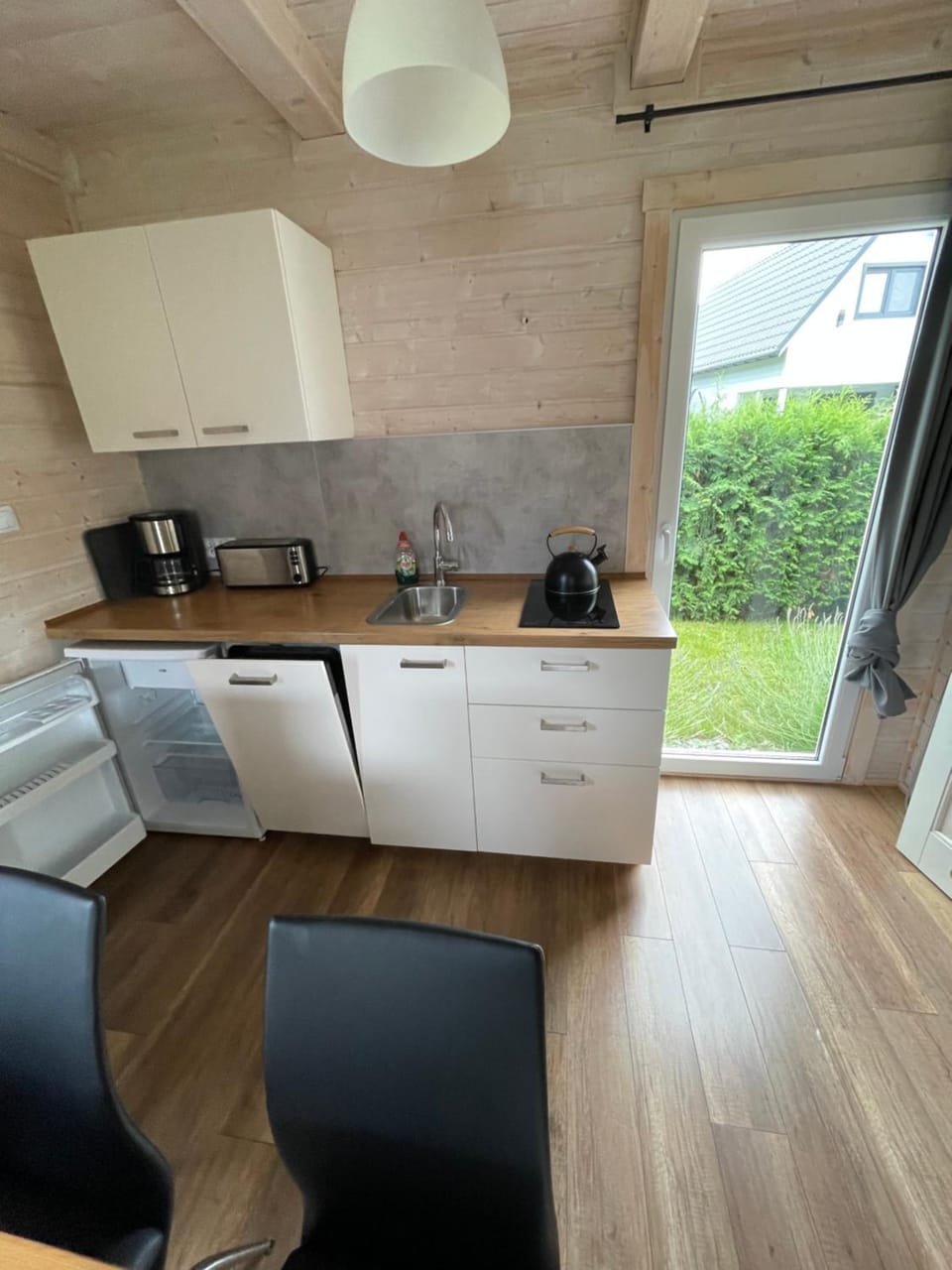 Coffee/tea facilities, Kitchen or kitchenette, Dining area, stove