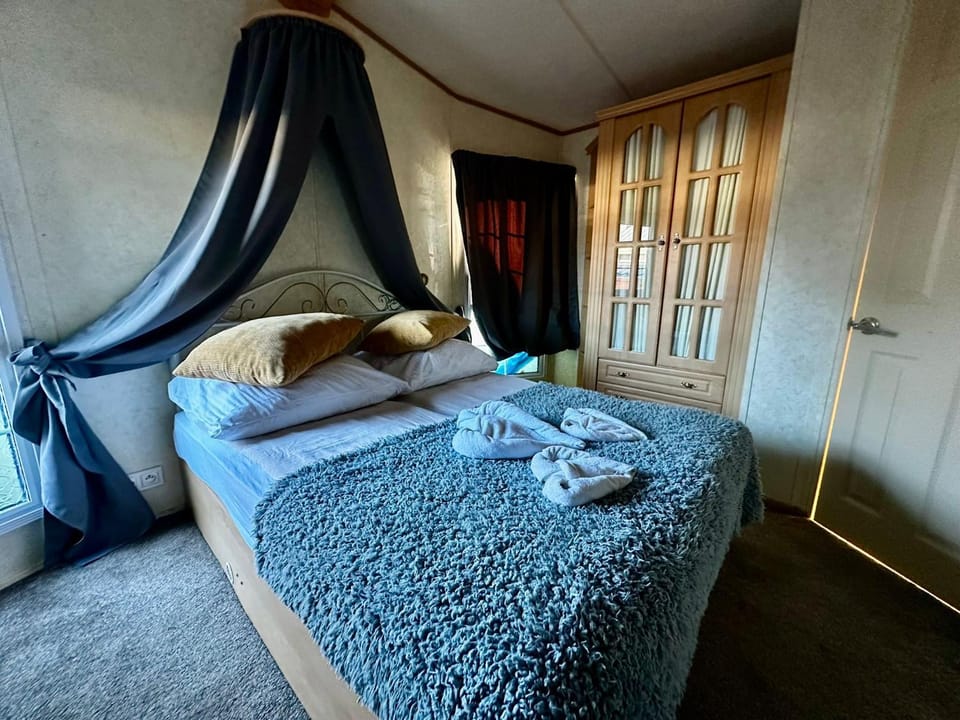 Bed, Photo of the whole room, Bedroom, towels, wardrobe