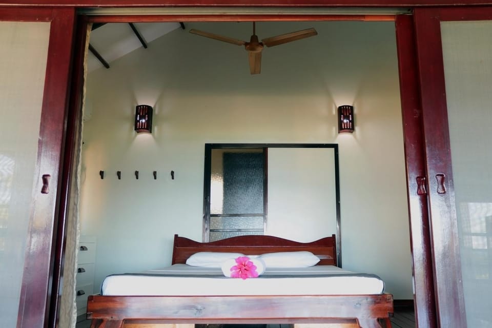 Bed, Photo of the whole room, Seating area, Bedroom, fireplace