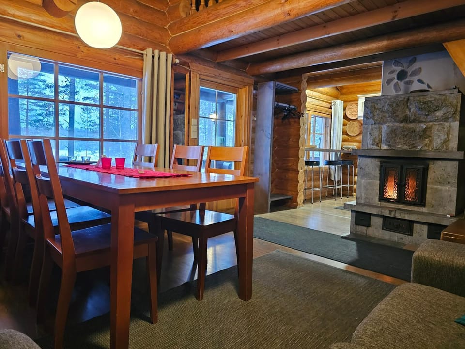 Dining area, fireplace