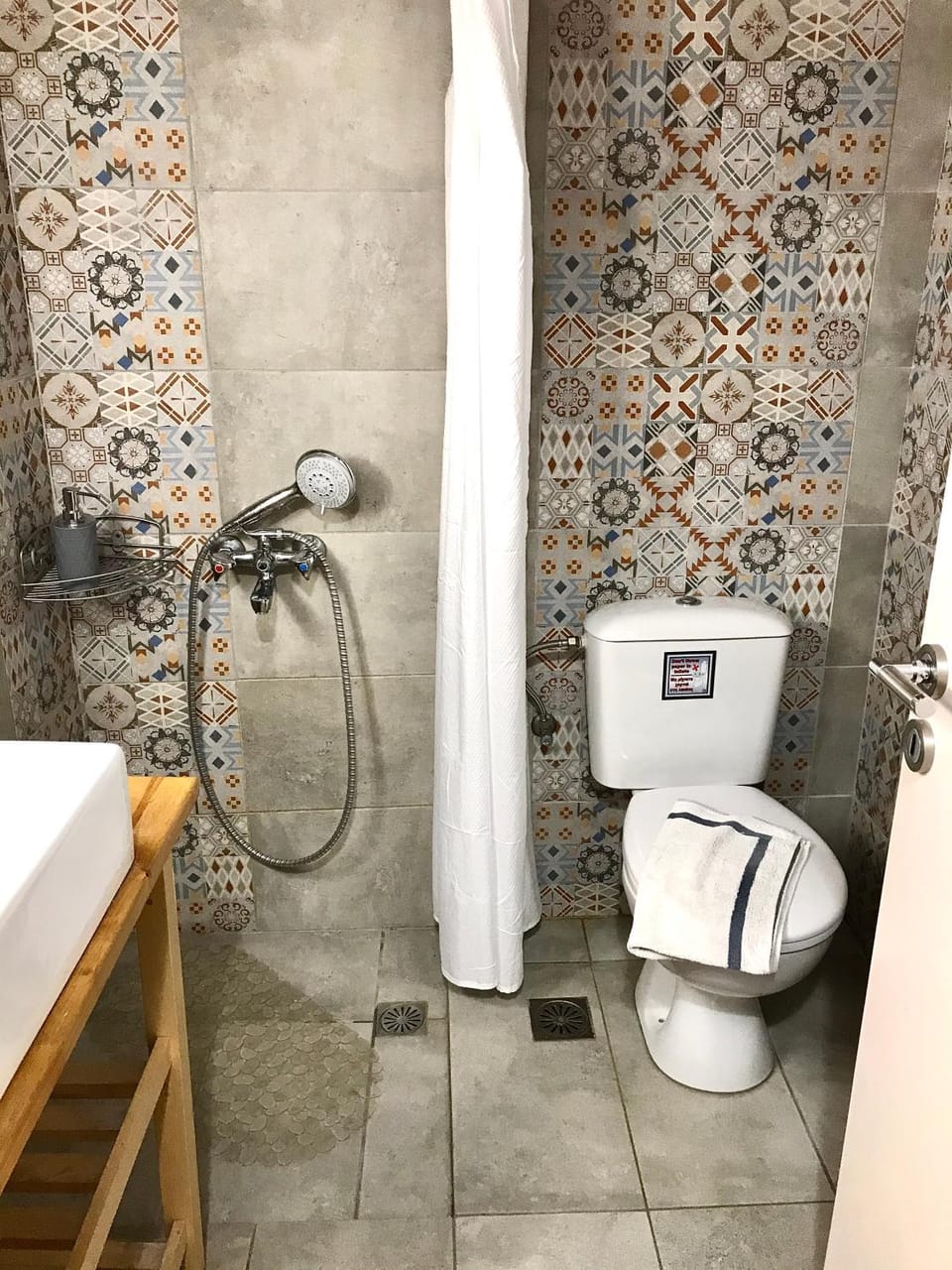 Shower, Toilet