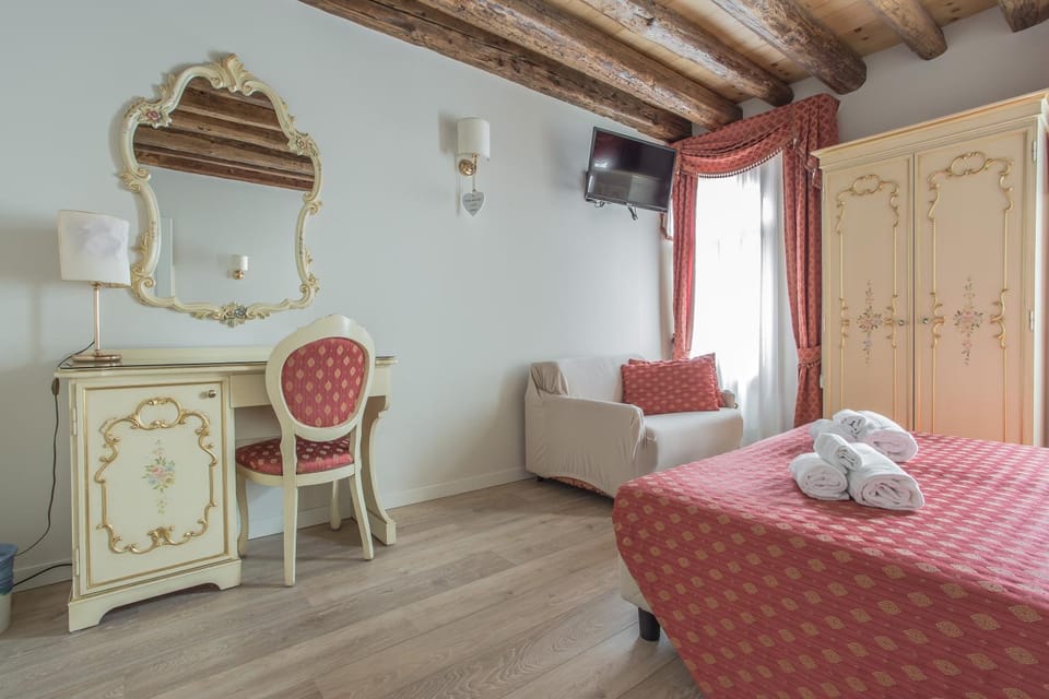 Bed, Photo of the whole room, Seating area, Bedroom, internet, towels, wardrobe