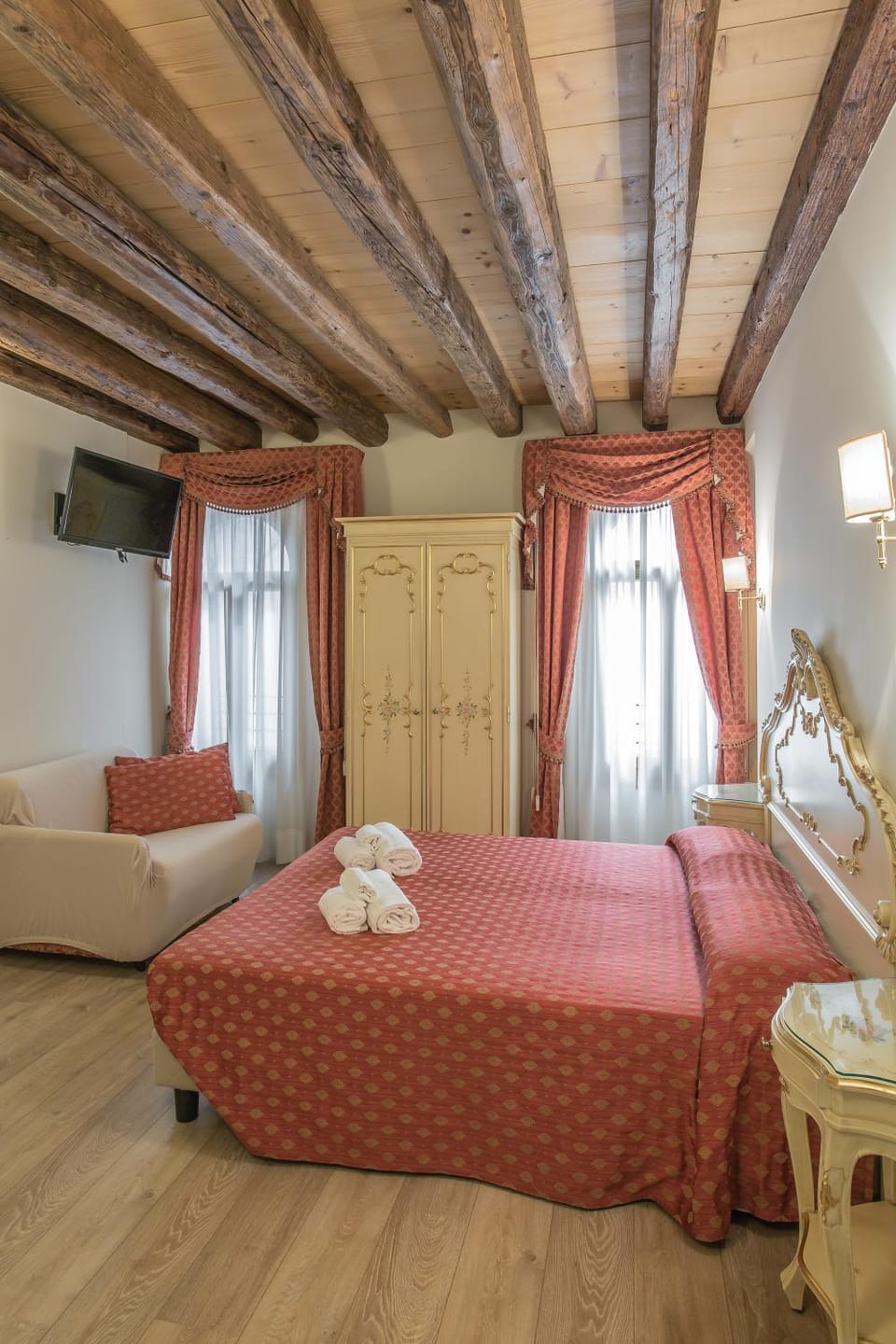 Bed, TV and multimedia, Photo of the whole room, Bedroom, towels, wardrobe