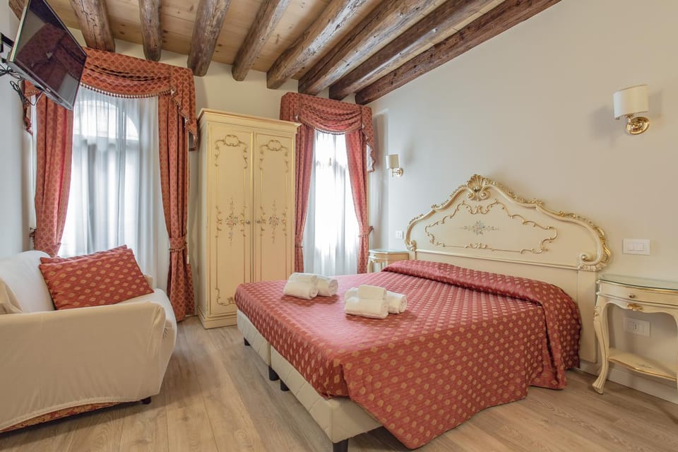 Bed, TV and multimedia, Photo of the whole room, Seating area, Bedroom, towels