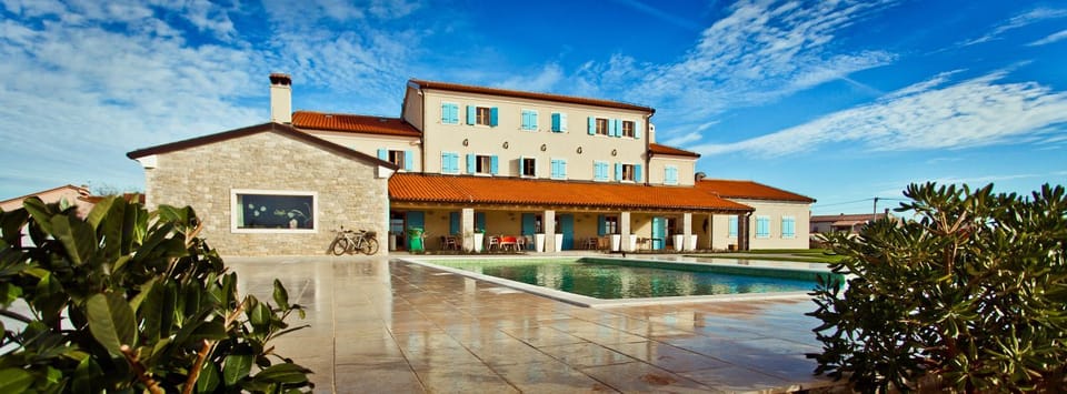Facade/entrance, Swimming pool