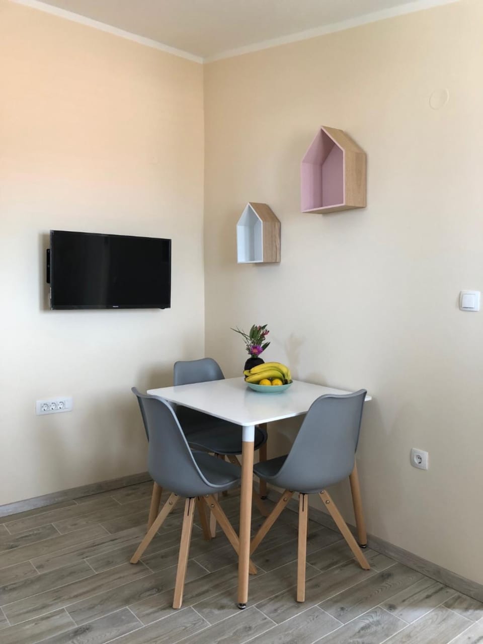 TV and multimedia, Seating area, Dining area