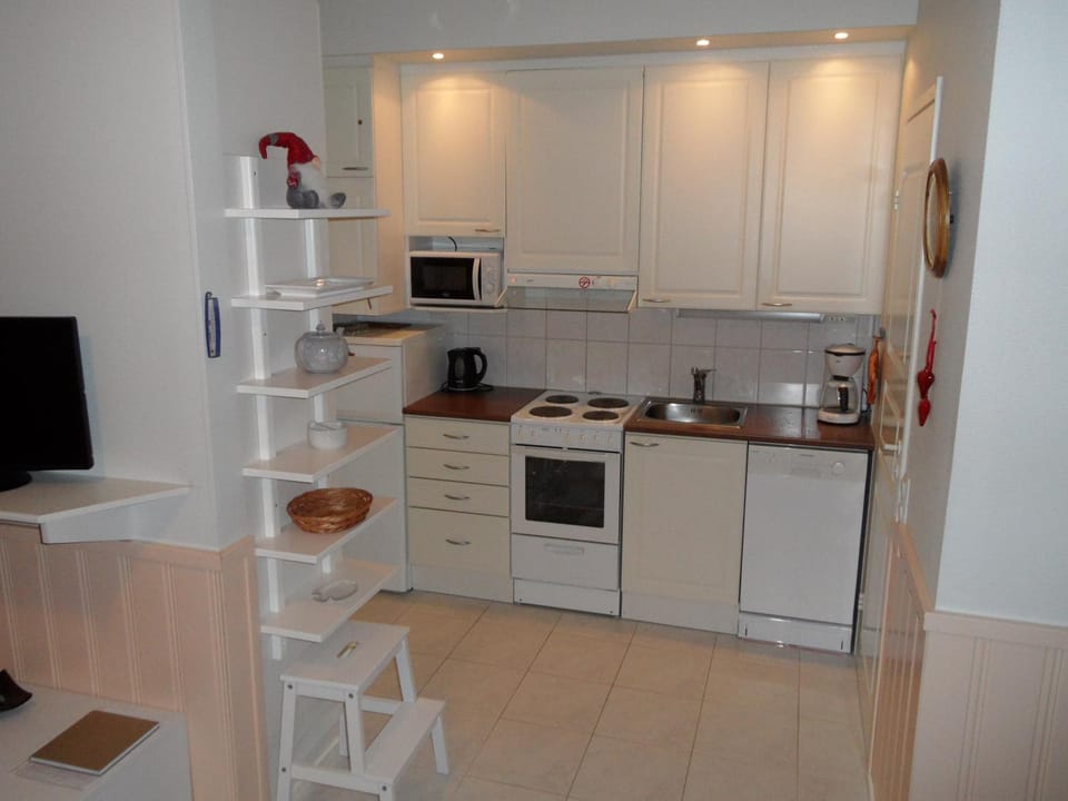 Coffee/tea facilities, Kitchen or kitchenette, dishwasher, microwave, oven, toaster