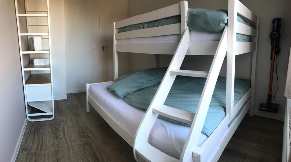 Bedroom, bunk bed