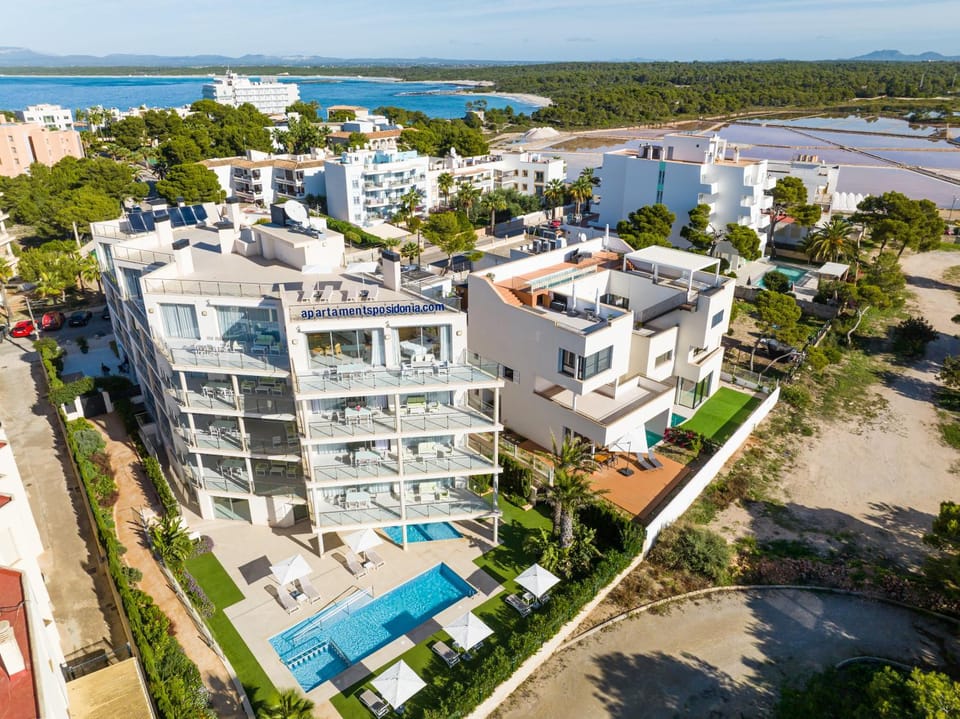 Property building, Day, Neighbourhood, Natural landscape, Bird's eye view, City view, Pool view, Sea view, Street view, Swimming pool, Location