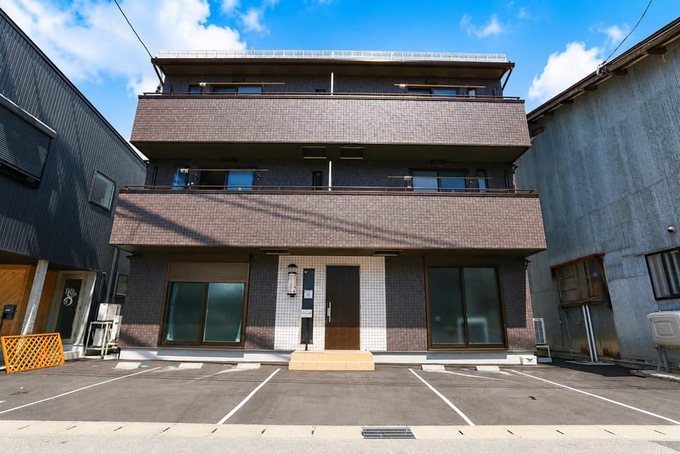 Property building, Facade/entrance, Photo of the whole room, Parking