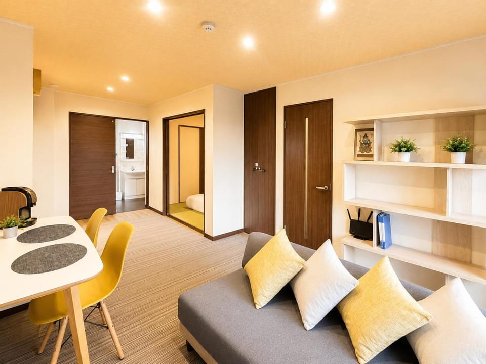 Photo of the whole room, Decorative detail, furniture, internet, toaster, laundry