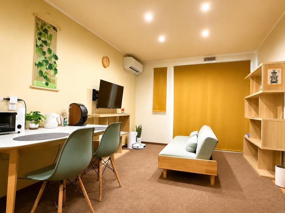 TV and multimedia, Coffee/tea facilities, Photo of the whole room, Decorative detail, Animals, Non alcoholic drinks, internet, toaster, kitchen, air conditioner