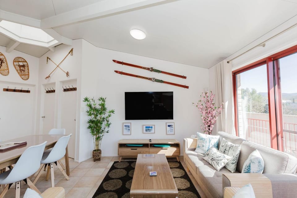 Snowdome 4 3 Poly Cow Lane House in Jindabyne