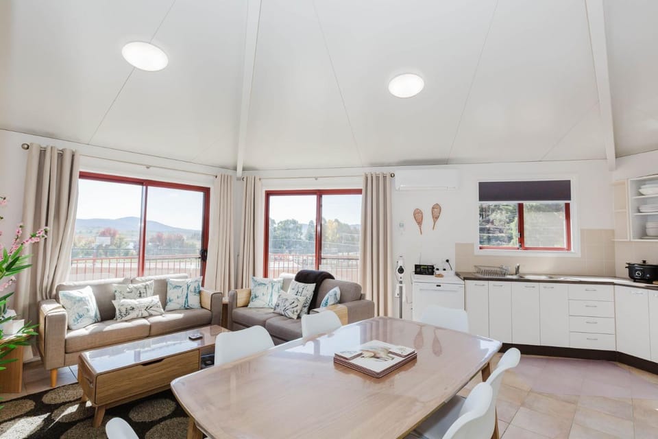 Snowdome 4 3 Poly Cow Lane House in Jindabyne