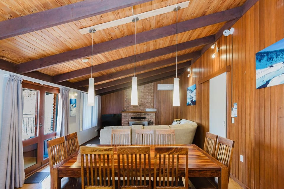 The Lakefront 69 Townsend Street House in East Jindabyne