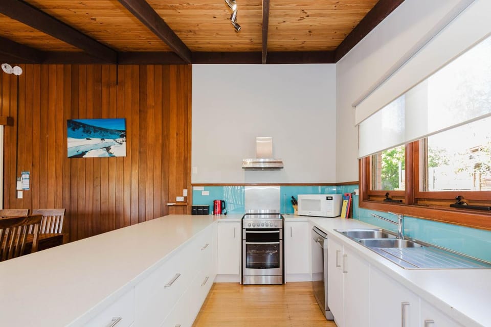 The Lakefront 69 Townsend Street House in East Jindabyne