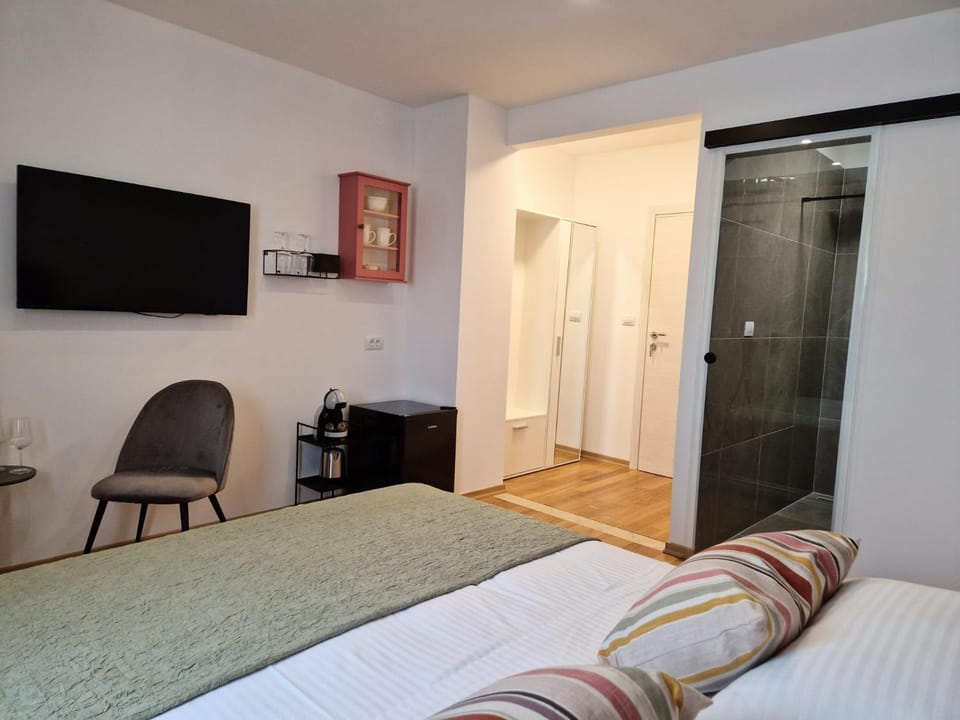 Bed, TV and multimedia, Bedroom