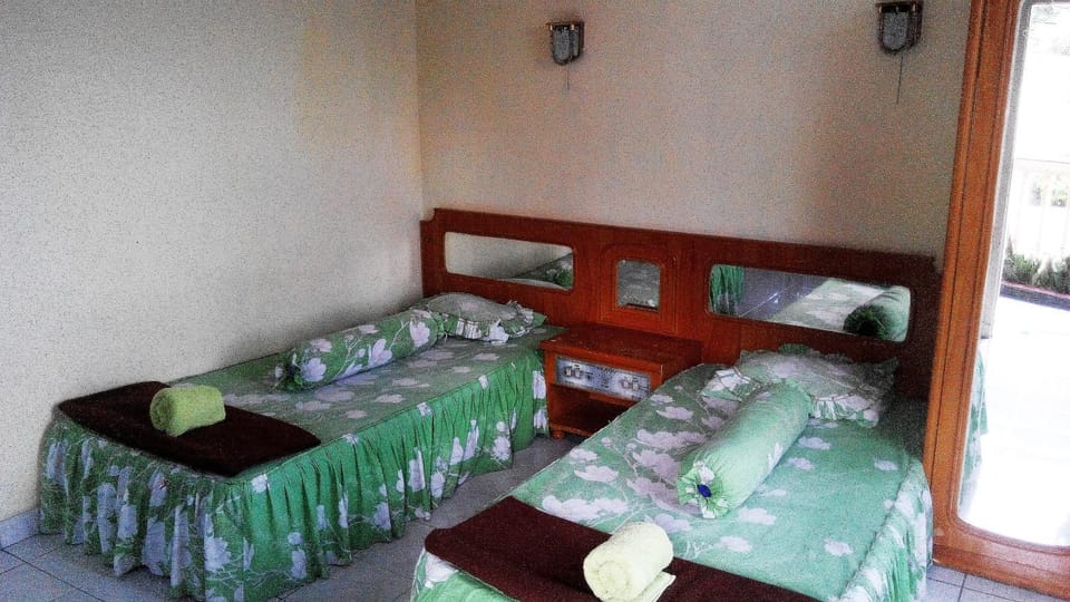 Bed, Bedroom, towels