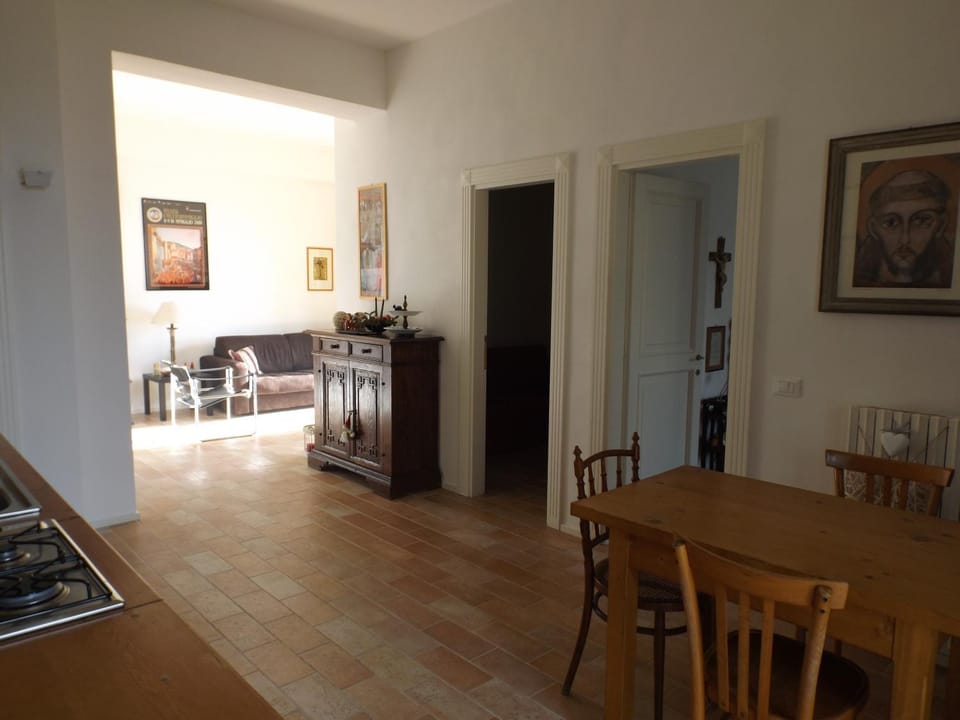 Kitchen or kitchenette, Living room, Seating area, Dining area, Bedroom