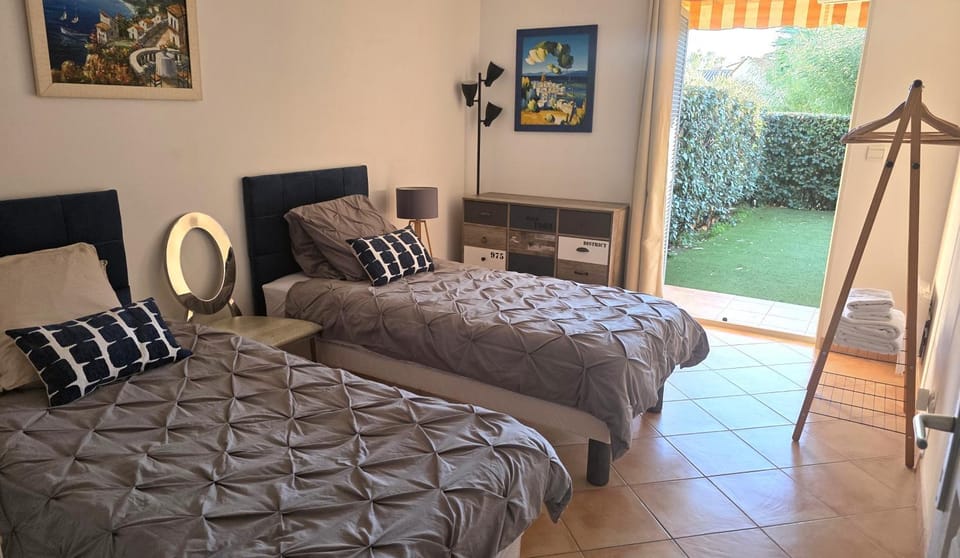 Bed, Garden, Photo of the whole room, Bedroom, Garden view