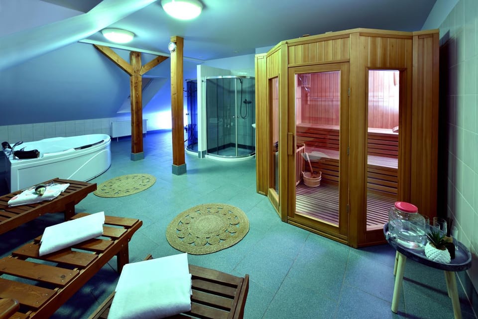 Hot Tub, Sauna