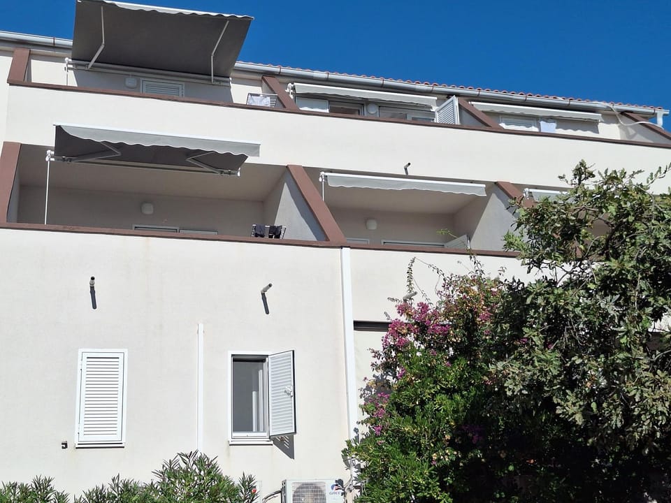 Property building, Balcony/Terrace, Garden view