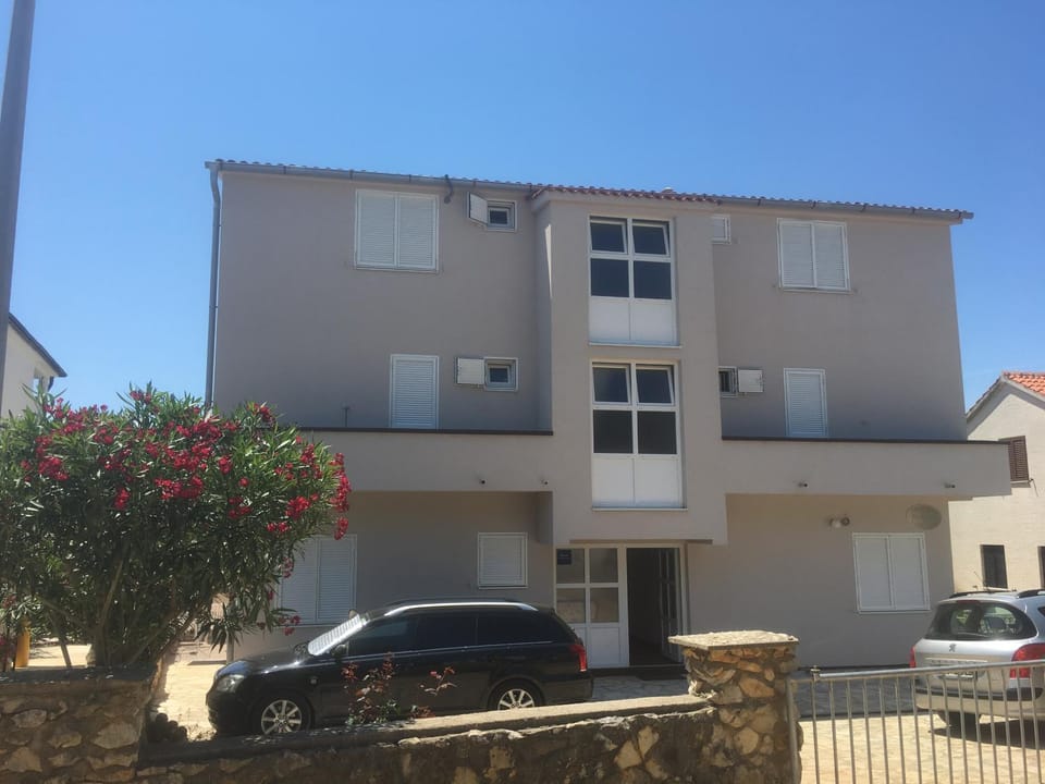 Property building, Facade/entrance, Parking