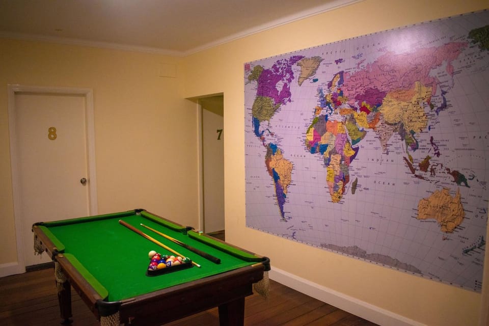 Billiard, Game Room