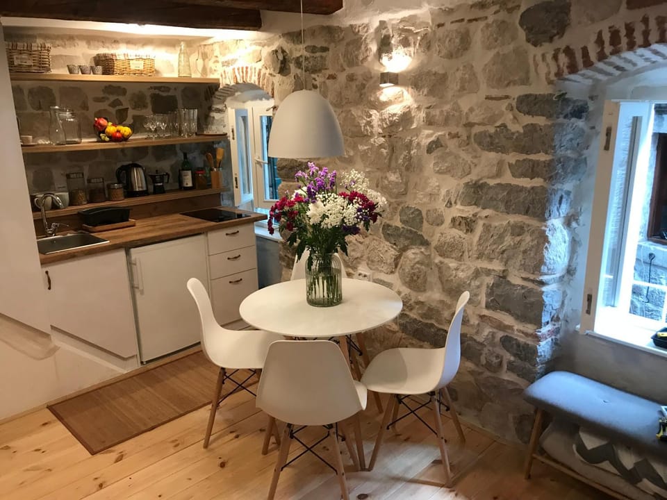 Coffee/tea facilities, Kitchen or kitchenette, Seating area, Dining area
