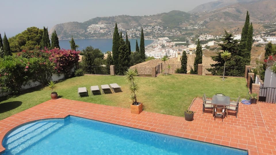Patio, Garden, Swimming pool