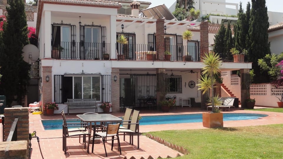 Patio, Garden, Seating area, Dining area, Swimming pool