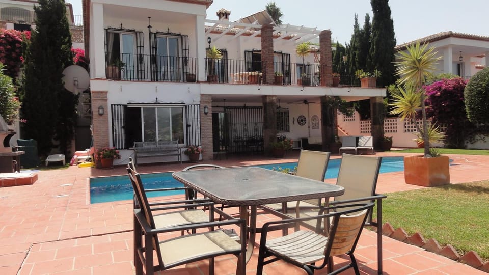 Patio, Seating area, Dining area, Swimming pool